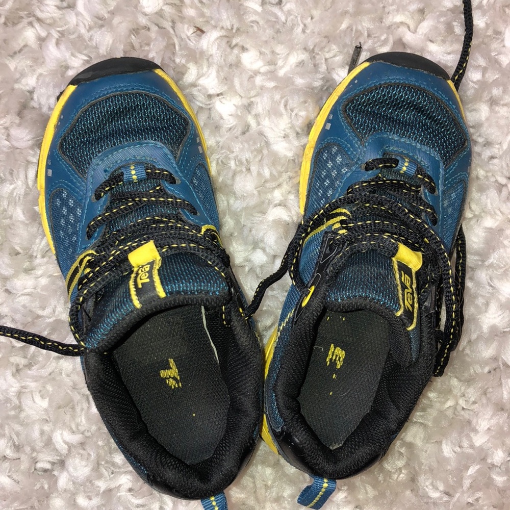 Teva boys trail running shoe✌️